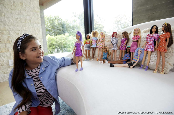 Barbie Fashionistas - Muñeca pequeña, de pelo largo morado y vestid...
