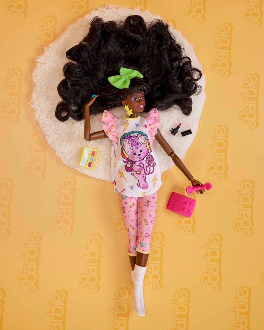 Muñeca Barbie Rewind y accesorios con cabello rizado negro y atuend...