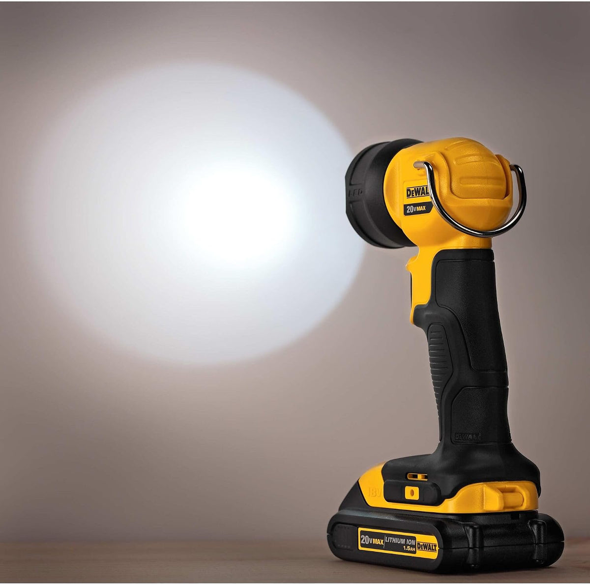 DEWALT - Luz de trabajo/linterna LED de 20 V MAX* (DCL040)