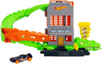 ​Hot Wheels Croc Pizza Attack Playset y auto de juguete a escala 1:64
