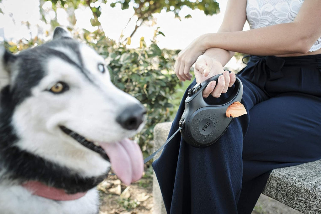 TUG Correa retráctil ovalada de 360° sin enredos para perro con dispensador de bolsas para desechos integrado (Grande, Negro)