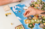 CATAN El amanecer de la humanidad Juego de mesa - ¡Embárcate en el mayor viaje de la humanidad! Juego de estrategia, juego familiar para niños y adultos, a partir de 12 años, 3 a 4 jugadores, tiempo