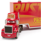 Set de juego oficial de Mack Hauler de Disney Store - Portaautos con luz y sonido Mack con 8 vehículos de metal a presión con retroceso - Rojo, Fillmore, Lightning McQueen, Bobby Swift, Cal Weathers