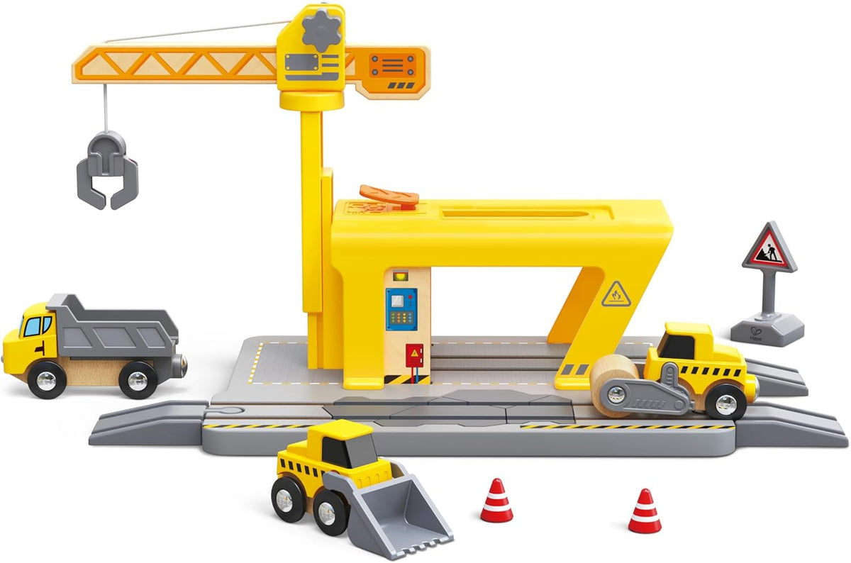 Hape Juego de construcción de grúa ferroviaria, accesorio de pista de tren de madera con grúa, cargador, camión volquete y rodillo de vapor, juguete educativo de construcción STEM para niños a partir