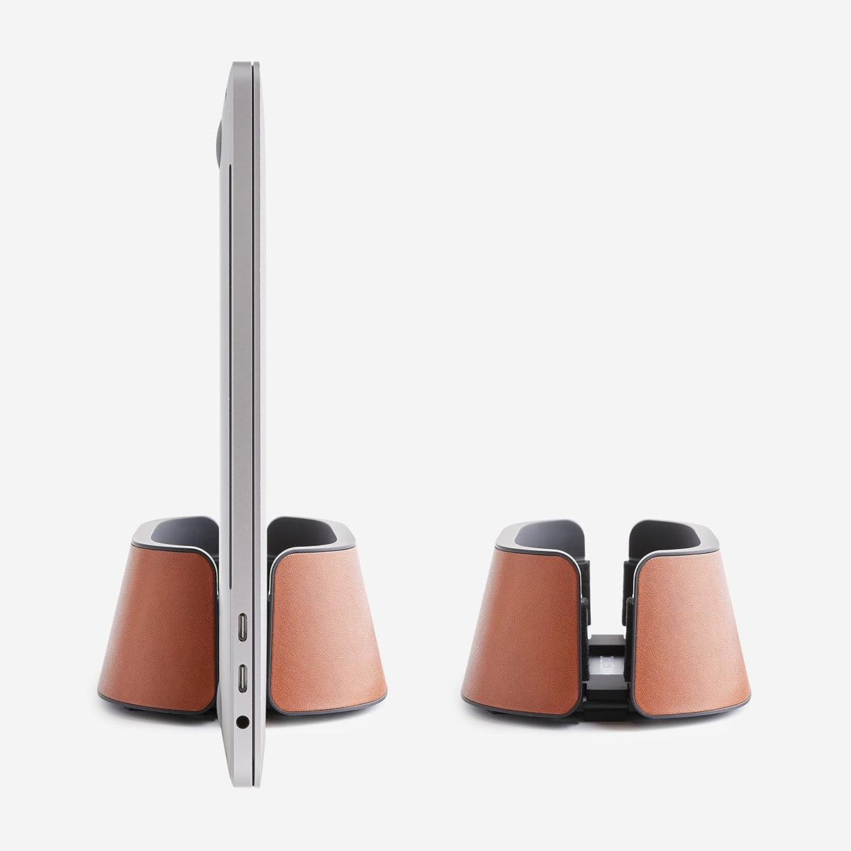 HumanCentric Soporte vertical para laptop en cuero vegano coñac, so...