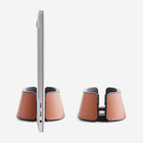 HumanCentric Soporte vertical para laptop en cuero vegano coñac, so...