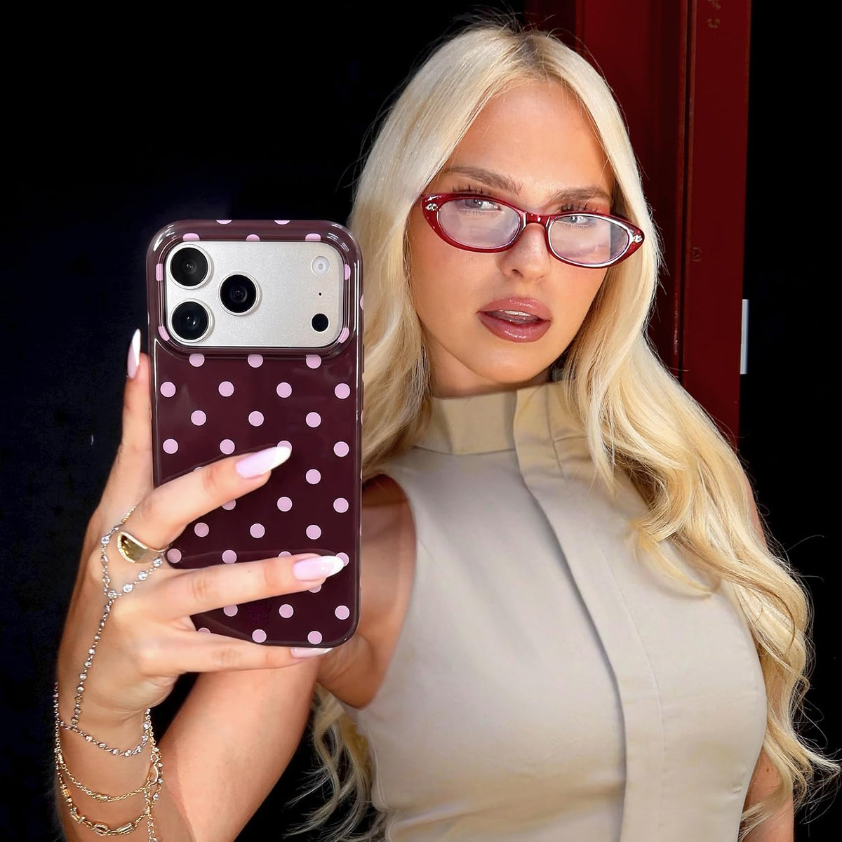 VELVET CAVIAR Funda para iPhone 18 Pro | Cherry Cola Polka Dot