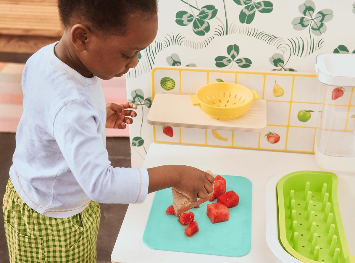 LOVEVERY, The Real Life Play Kitchen con agua corriente fresca y potable, libro de recetas para niños pequeños, regalo de cumpleaños para niños de 18 meses a más de 5 años