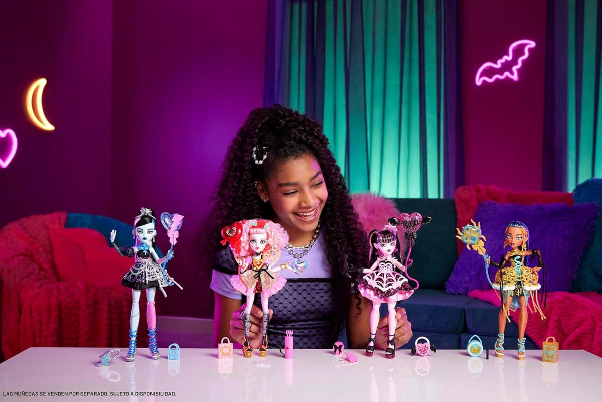 Monster High Muñeca de Cumpleaños de Dulce Miedo, Draculaura en Ves...