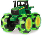 Monstruo John Deere con ruedas y huella iluminada Tractor