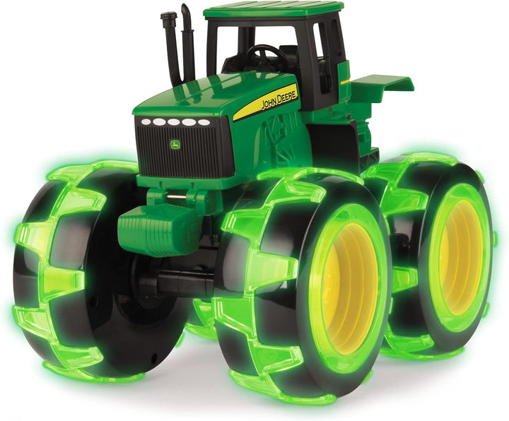 Monstruo John Deere con ruedas y huella iluminada Tractor