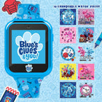 Blue's Clues & You! Reloj inteligente para niños, pantalla táctil interactiva con juegos, cámara selfie, rastreador de pasos, alarma y correa de silicona impresa, se adapta a muñecas de 5.5 a 8.0 pulgadas