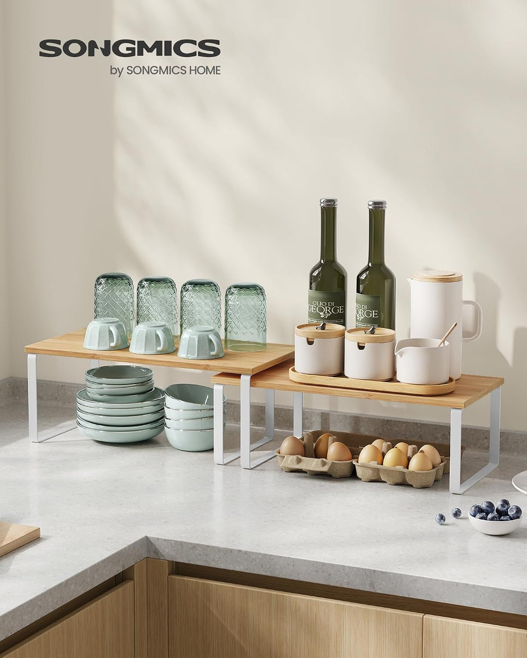 SONGMICS Estante Organizador de Gabinete, Juego de 2 Estantes de Encimera de Cocina, Almacenamiento de Cocina, Estante de Especias, Apilable, Expandible, Metal y Madera Diseñada, Blanco Nube y Beige