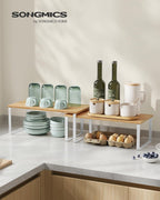 SONGMICS Estante Organizador de Gabinete, Juego de 2 Estantes de Encimera de Cocina, Almacenamiento de Cocina, Estante de Especias, Apilable, Expandible, Metal y Madera Diseñada, Blanco Nube y Beige