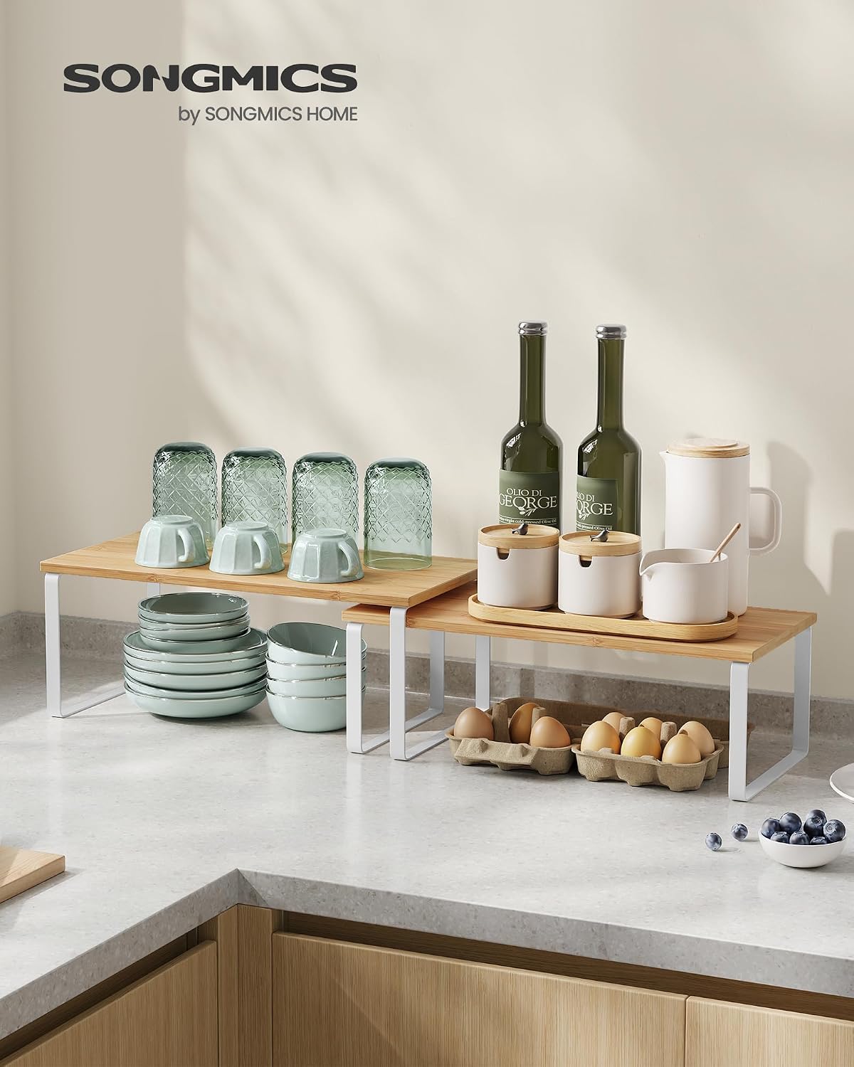 SONGMICS Estante Organizador de Gabinete, Juego de 2 Estantes de Encimera de Cocina, Almacenamiento de Cocina, Estante de Especias, Apilable, Expandible, Metal y Madera Diseñada, Blanco Nube y Beige
