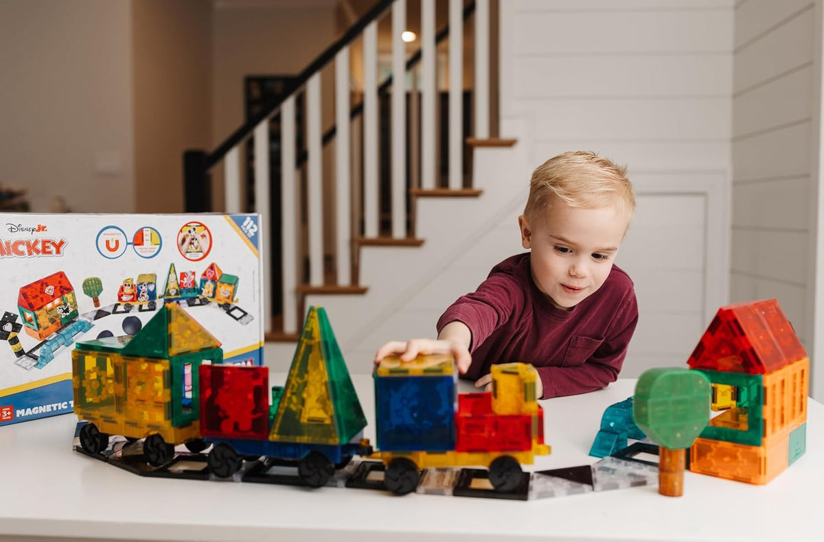 Tytan Juego oficial de azulejos magnéticos de tren gigante de Mickey Mouse Junior de Disney – 112 piezas de juguete STEAM con cubos magnéticos, bases con ruedas, calcomanías reutilizables y manual de