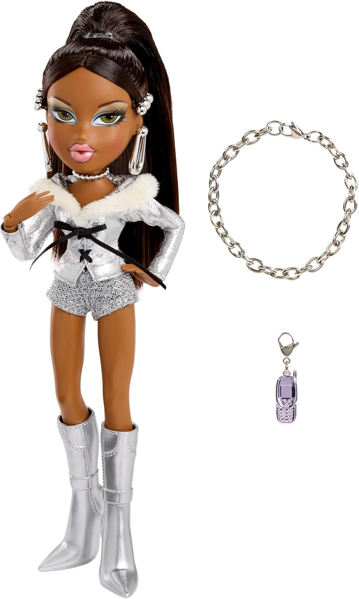 Bratz Charmz Sasha Muñeca de moda con pulsera de encantos