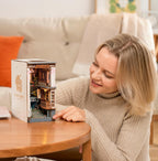 Rolife Kit de Rincón de Libros DIY Sakura Densya, Kit de Rincón de Libros en Miniatura DIY Separador de Libros Decorativo Creativo Inserto para Estantería Rompecabezas 3D para Adultos, Decoraciones de