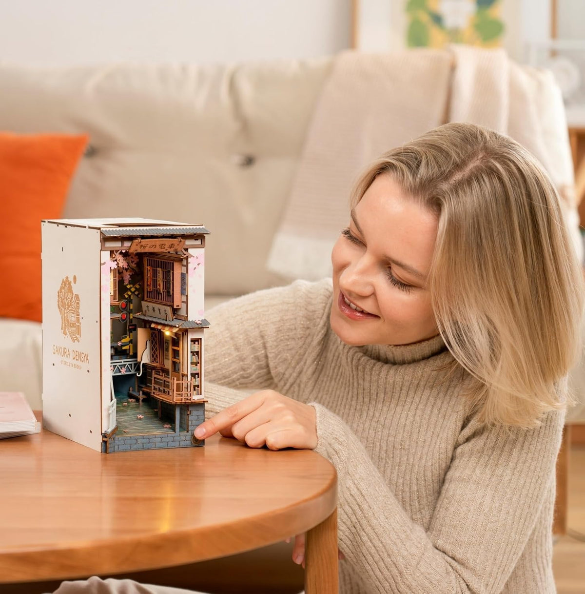 Rolife Kit de Rincón de Libros DIY Sakura Densya, Kit de Rincón de Libros en Miniatura DIY Separador de Libros Decorativo Creativo Inserto para Estantería Rompecabezas 3D para Adultos, Decoraciones de
