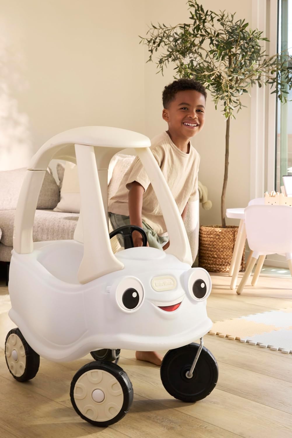 Little Tikes Cloud Collection Cozy Coupé - Blanco, auto clásico de pie a piso, puerta de trabajo, volante, bocina, tabla de suelo extraíble, auto de empuje para interiores y exteriores, niños pequeños