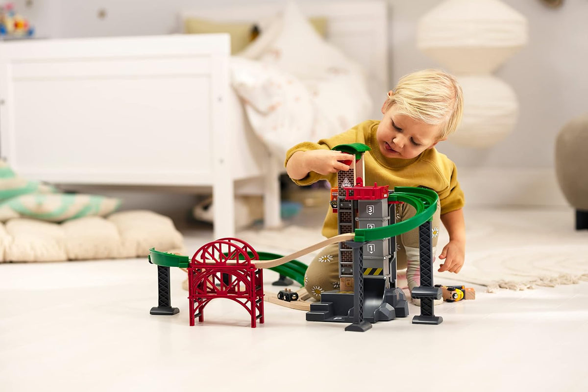 BRIO World Lift & Load Warehouse Set - 32-Piece Wood Train Set - Works con All Wooden Railway Sets - Includes 4-Level Elevator, Vehicles, Tracks & Full Station - MESH Accredited para Ages 3+