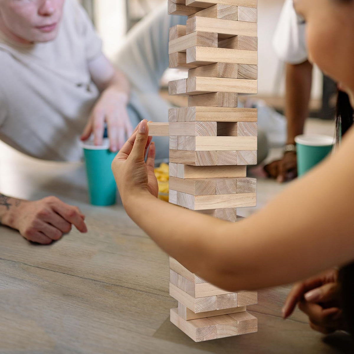 Juego de torre gigante de caída, torre grande que se apila a más de 3.2 pies, 60 piezas de bloques gigantes de madera para juegos de patio al aire libre con estuche de transporte apilable, juego de noche, juguete de regalo para niños, adultos y familia