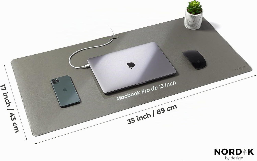 Nordik - Alfombrilla de Escritorio de Cuero con Organizador de Cables - Gris Alaska 35 X 17 pulgadas - Alfombrilla de Ratón Extendida Premium para Accesorios de Oficina en Casa - Protector de