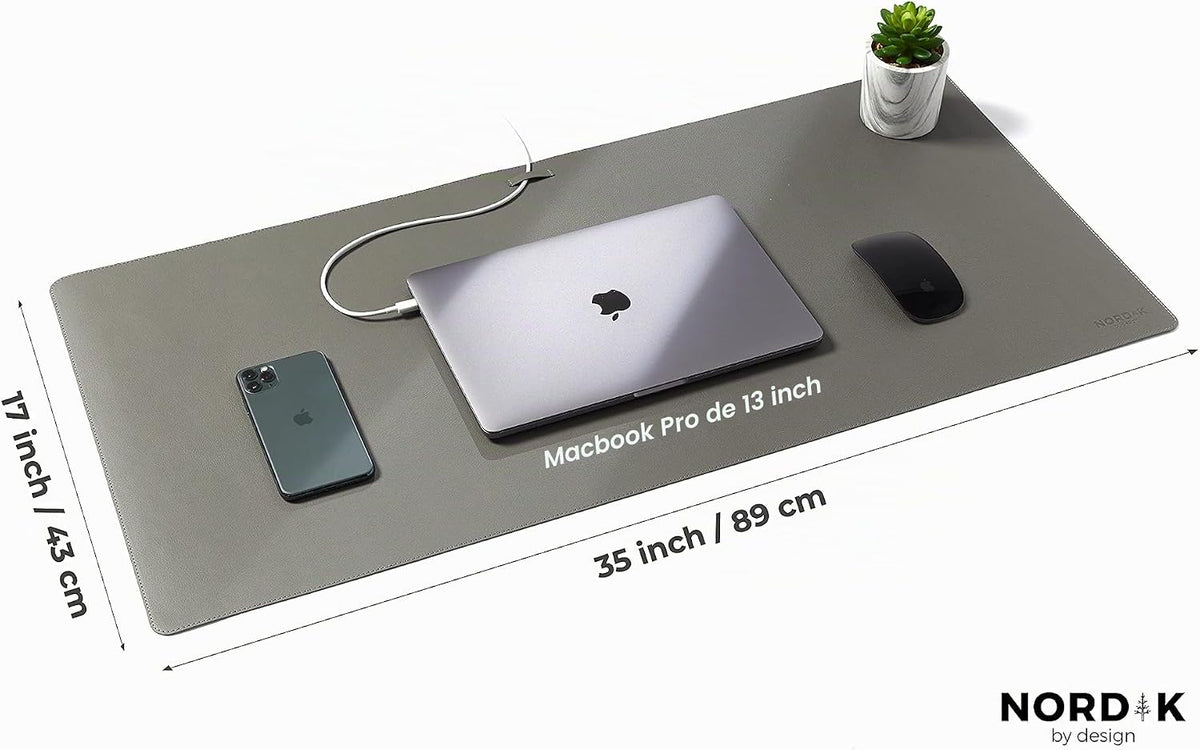 Nordik - Alfombrilla de Escritorio de Cuero con Organizador de Cables - Gris Alaska 35 X 17 pulgadas - Alfombrilla de Ratón Extendida Premium para Accesorios de Oficina en Casa - Protector de