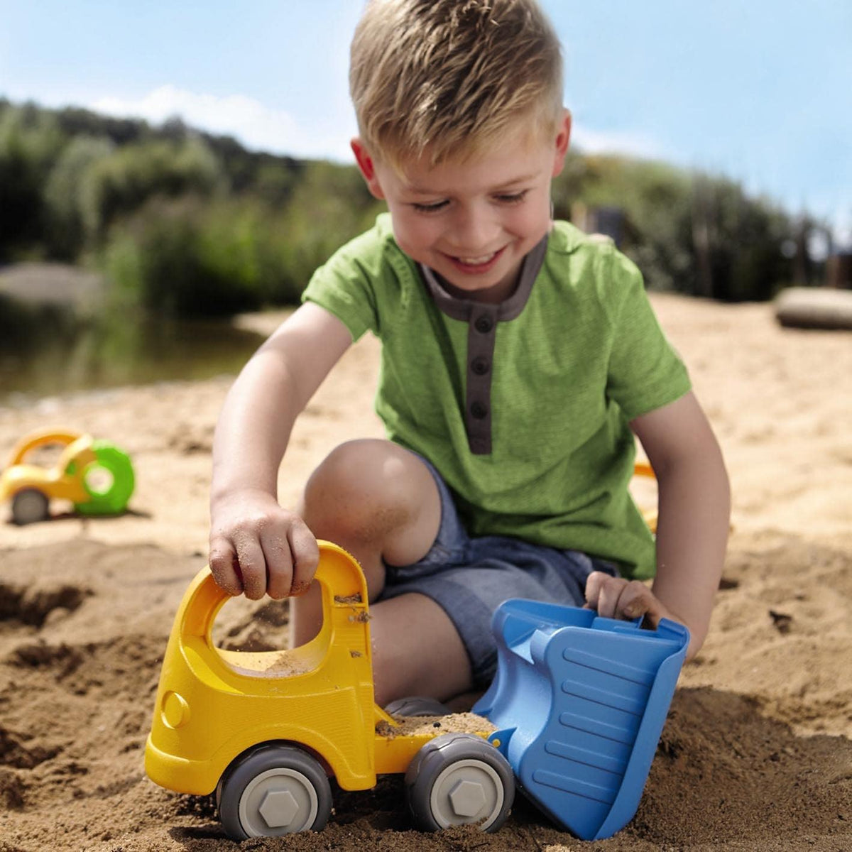 HABA Camión volquete Juguetes de playa para niños pequeños, juguetes de construcción y artículos esenciales de playa para niños mayores de 18 meses