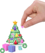 Calendario de Adviento Coleccionista Barbie Mini Land con Muñecas de 3.8 cm y 24 Días de Sorpresas, Áreas de Juego del Pueblo Invernal para Diversión Narrativa