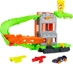 ​Hot Wheels Croc Pizza Attack Playset y auto de juguete a escala 1:64