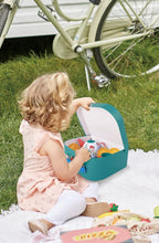 Hape Juego de té para niñas y niños pequeños, juego de fiesta de té de lata de 18 piezas con funda de transporte de tucán, tetera de juguete, galletas de comida y paño de picnic