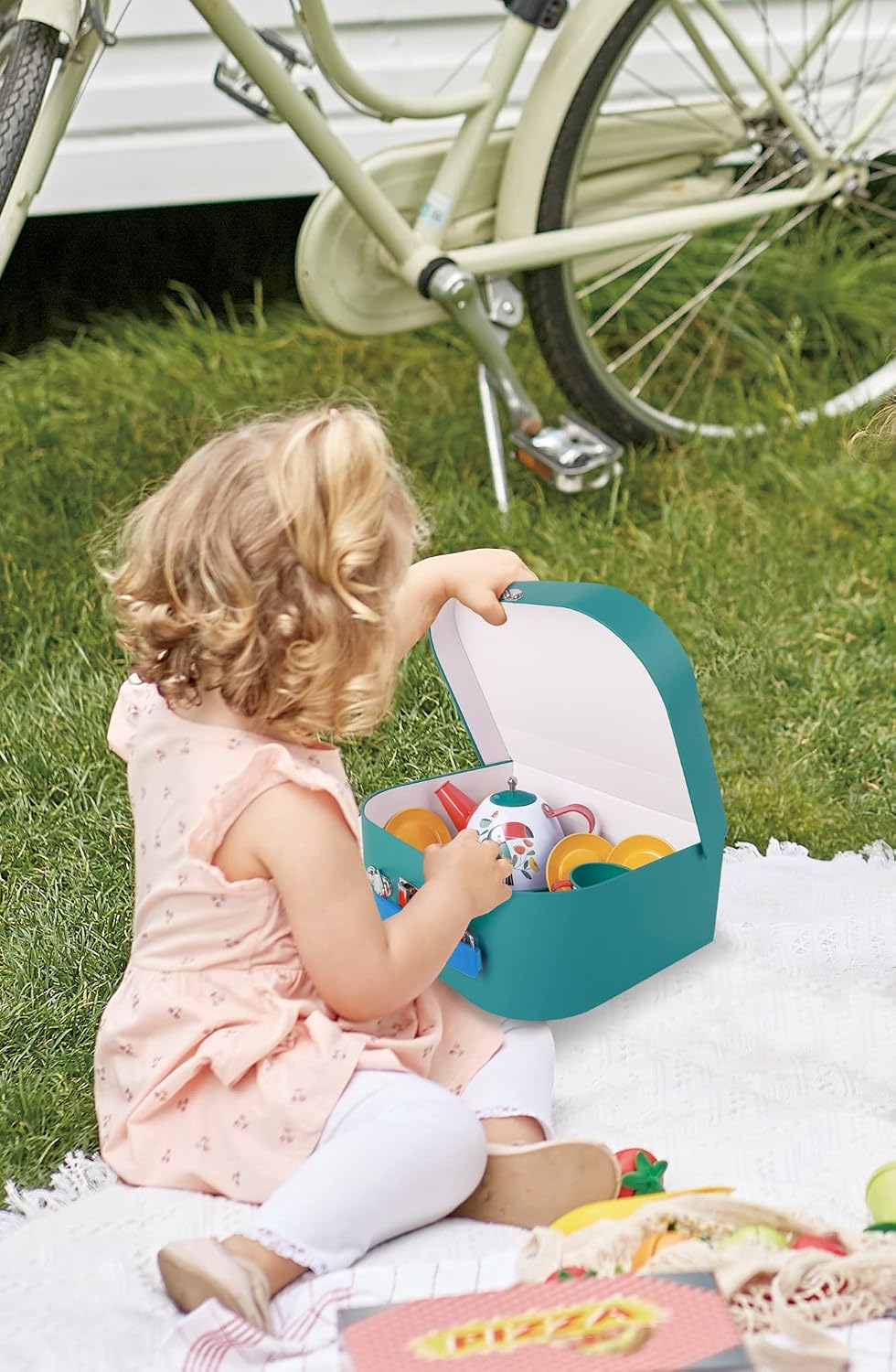 Hape Juego de té para niñas y niños pequeños, juego de fiesta de té de lata de 18 piezas con funda de transporte de tucán, tetera de juguete, galletas de comida y paño de picnic