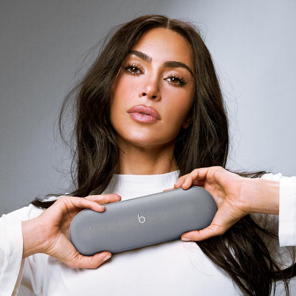 Beats Pill x Kim Kardashian - Altavoz inalámbrico Bluetooth y cargador portátil a través de USB-C - Hasta 24 horas de duración de la batería, resistente al agua IP67, compatible con Apple y Android