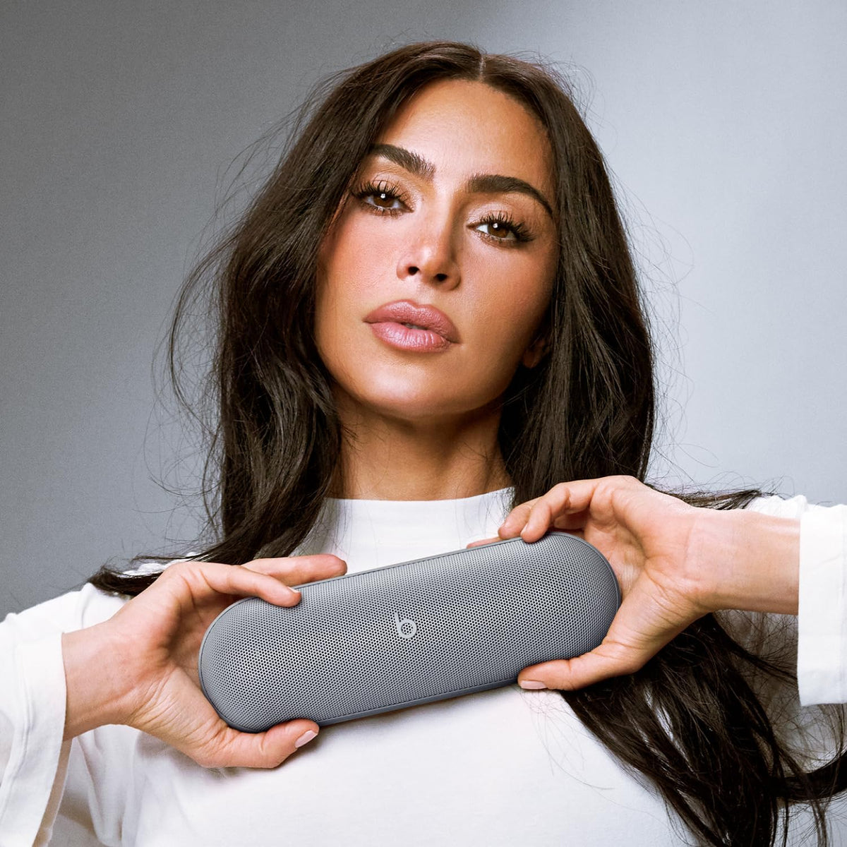Beats Pill x Kim Kardashian - Altavoz inalámbrico Bluetooth y cargador portátil a través de USB-C - Hasta 24 horas de duración de la batería, resistente al agua IP67, compatible con Apple y Android