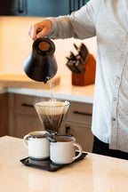 DIVVI Gotero de doble taza para verter sobre café, prepara una o dos tazas a la vez, no necesita jarra, paquete de 25 filtros de cono de café #4, 100% Tritan sin BPA, portátil y apto para lavavajillas