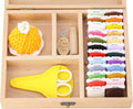 Caja de coser Montessori Practical Life Caja de coser de madera con hilo de bordar, estuche de tijeras, cojín de alfiler, kit educativo de manualidades para niños de 5 años en adelante