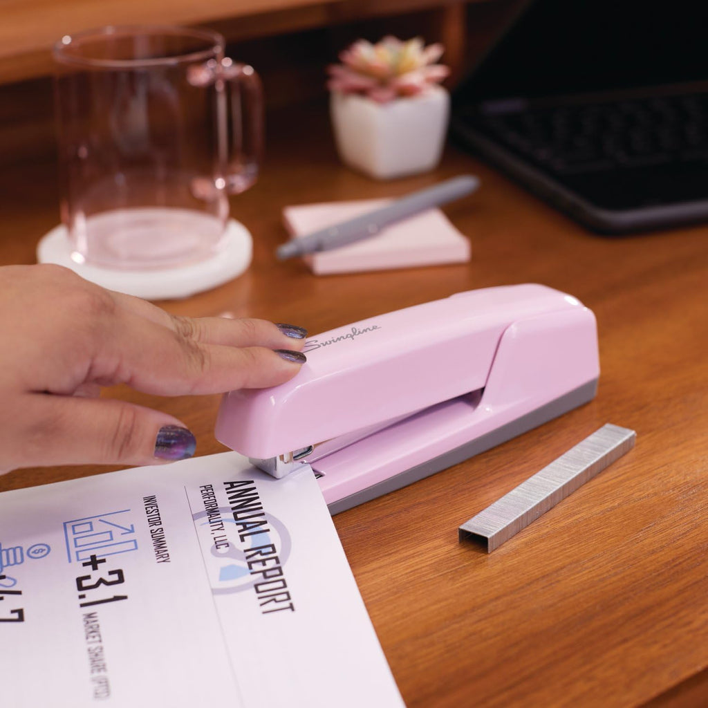 Swingline - Engrapadora, capacidad para 30 hojas, engrapadora 747 de negocios, sin atascos, metálica, rosa suave (S7074740)