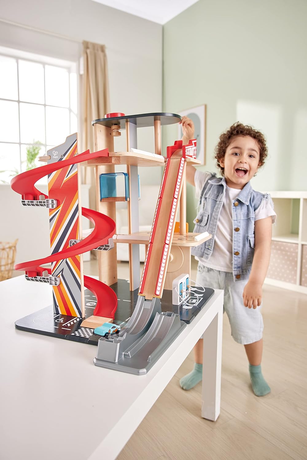 Hape Gearhead Stunt Garage - Juego de Garaje de Estacionamiento de Autos de Juguete de Madera para Niños con Ascensor y 2 Pistas de Salida, Bucle Desmontable, Incluye 2 Autos de Carreras de Juguete de