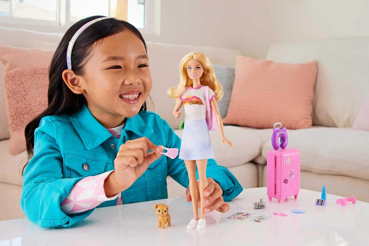 Muñeca Barbie y accesorios, set de viaje con cachorro y más de 10 p...