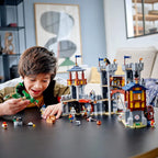 LEGO Creator 3 en 1 - Juguete de castillo medieval que se transforma de castillo a torre en mercado, incluye figura de esqueleto y dragón, con 3 minifiguras y catapulta, 31120