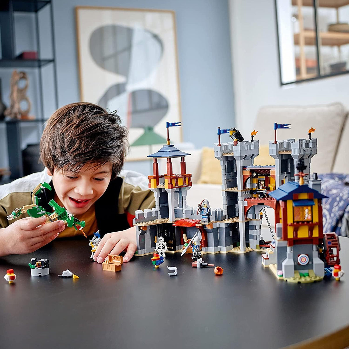 LEGO Creator 3 en 1 - Juguete de castillo medieval que se transforma de castillo a torre en mercado, incluye figura de esqueleto y dragón, con 3 minifiguras y catapulta, 31120
