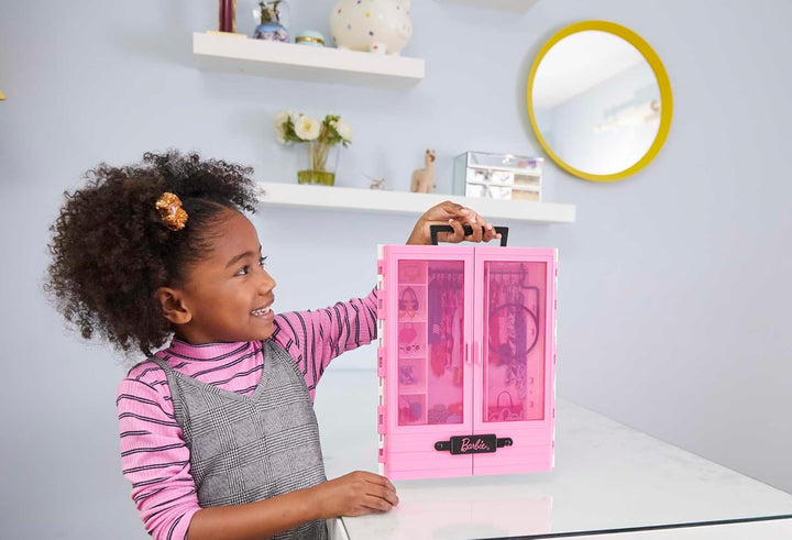 Barbie Fashionistas Ultimate Closet, rosa con estante plegable y as...