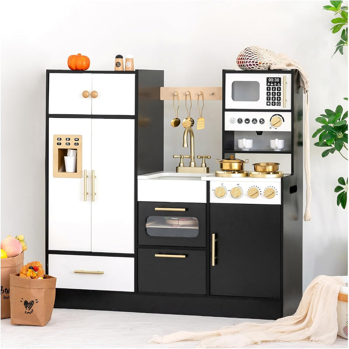 Cocina de madera negra del juego con el refrigerador alto del juguete y el