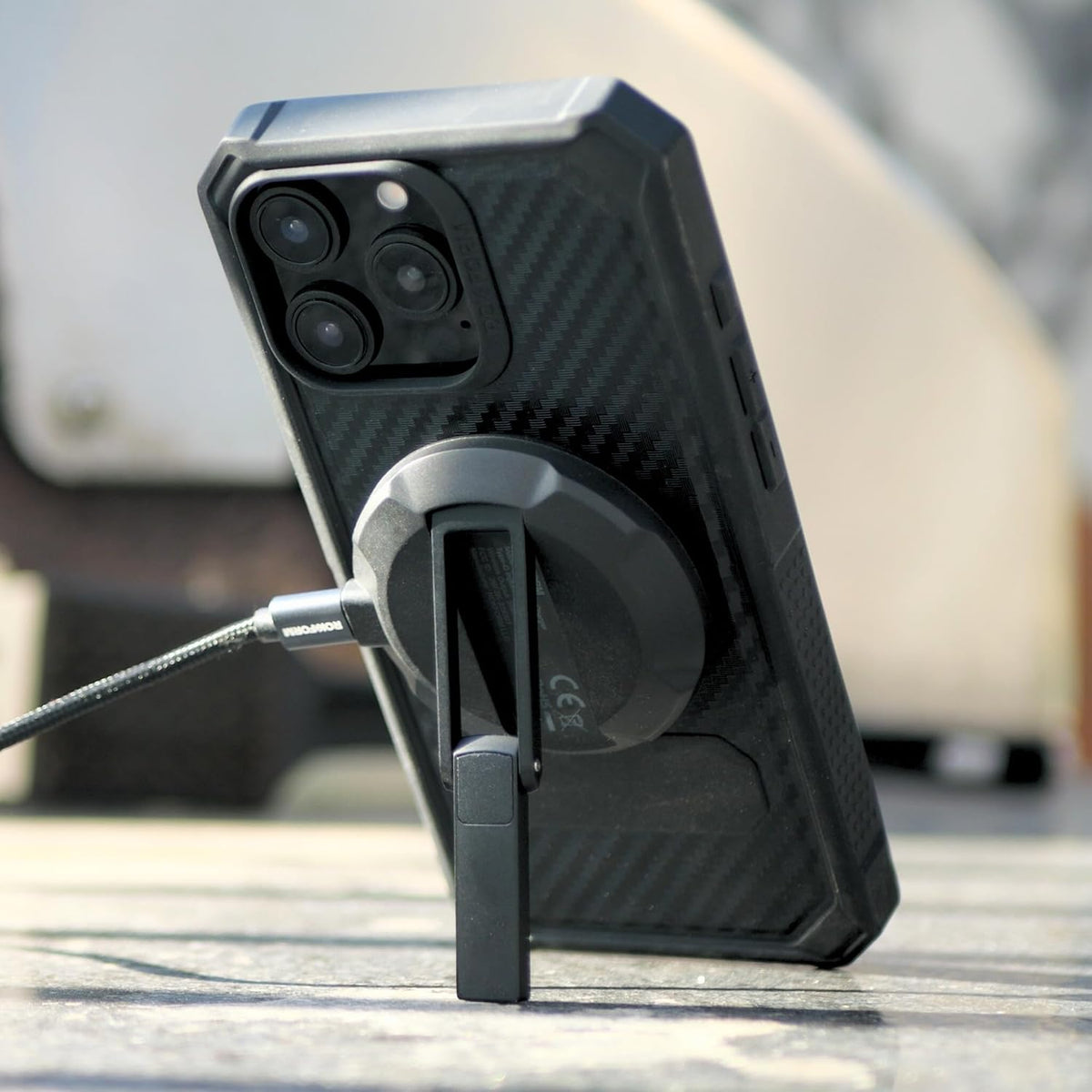 Rokform Soporte de carga magnético y resistente para iPhone 16 Pro Max