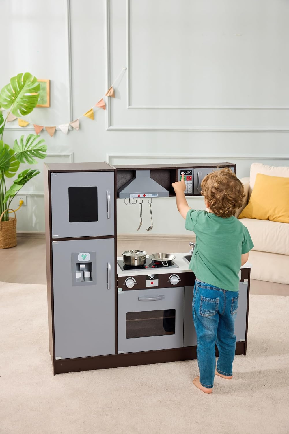 Amazon Basics - Juego de cocina vertical de madera para niños con estufa, horno, fregadero, refrigerador y accesorios, para niños pequeños, preescolares, niños de 3+ años, color espresso/gris