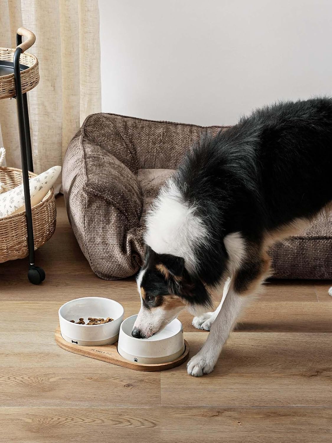 Juego de cuencos de cerámica para perros con bandeja de madera de acacia, cuenco de comida de 3.2 tazas + cuenco de agua de 29 onzas, estación de alimentación antideslizante con peso