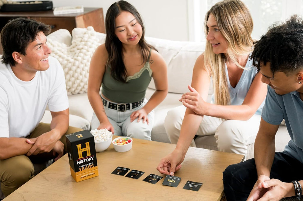 HISTORY Channel Through The Years - Cronología de cronología de supertrivia de conocimiento general, juego de cartas de fiesta para adultos, familia, preadolescentes y adolescentes en busca del