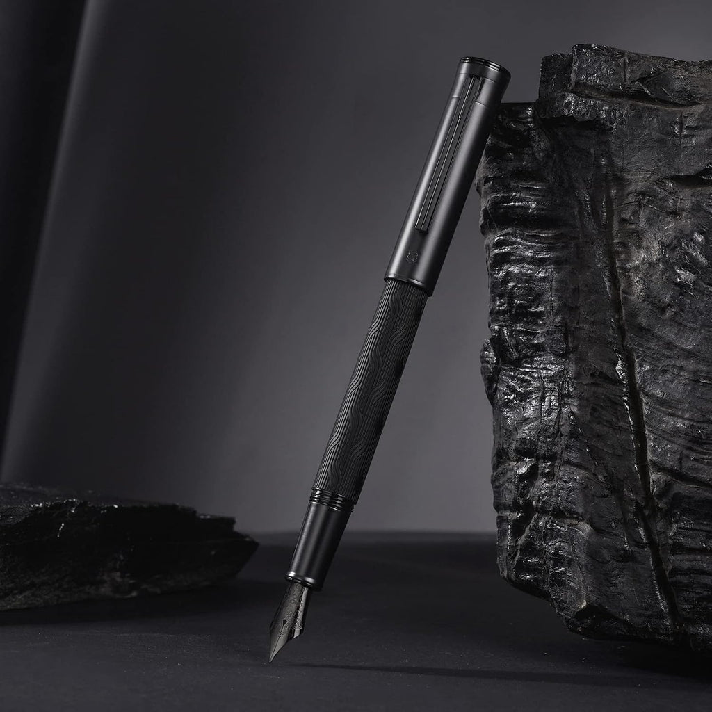 Pluma fuente HONG DIAN Black Forest Max, plumilla fina recubierta de titanio, grabado de nudo chino, escritura suave, con convertidor y estuche metálico
