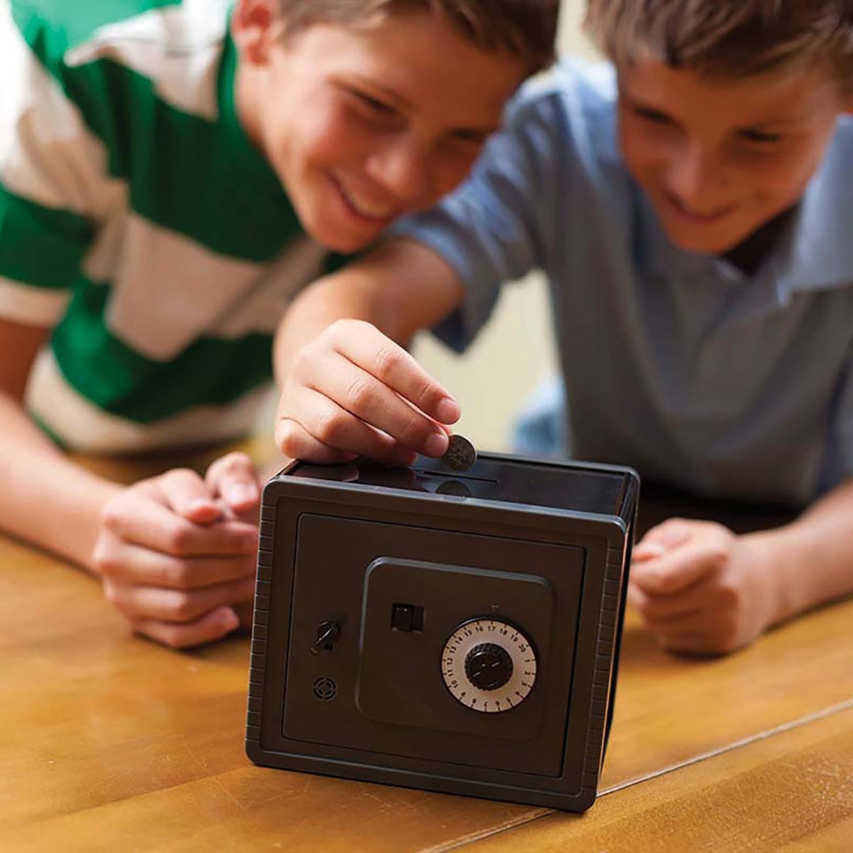 4M: KidsLabs - Caja fuerte para dinero con alarma de zumbido - Kit de construcción de alcancía eléctrica para bricolaje, pin de bloqueo, montaje de circuito, ingeniería mecánica, proyecto STEM, niños
